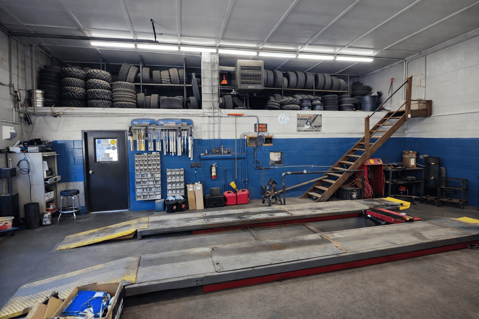 Moe's Garage - roadside sign